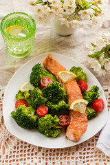 Salmon teriyaki with broccoli and tomatoes