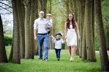 Fototapeta premium fsmilie beim spazieren