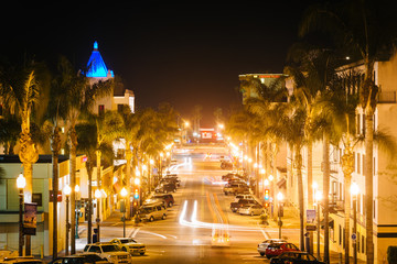Fototapeta na wymiar California Street at night, in downtown Ventura, California.