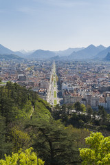Fototapeta premium Grenoble, une ville à la montagne.