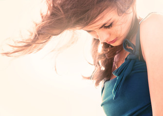 Obraz premium beautiful sunny portrait of a young woman.