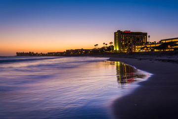 Fototapeta premium The Pacific Coast at sunset, in Ventura, California.