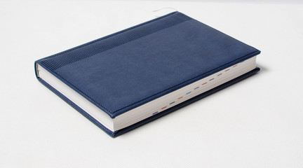 синий ежедневник на белом фоне