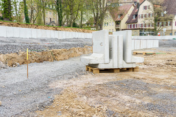 Neue Betonmauer aus Fertigteilen