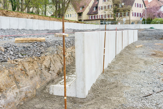 Neue Betonmauer aus Fertigteilen