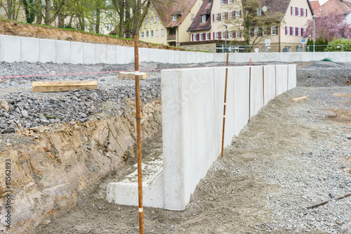 "Neue Betonmauer aus Fertigteilen" Stockfotos und lizenzfreie Bilder