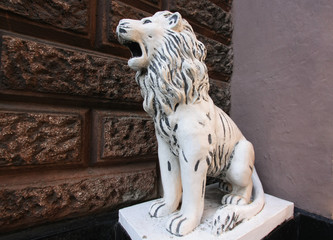 Statue of a sitting roaring white lion