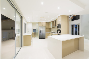 Fototapeta na wymiar Modern white kitchen in new luxurious home