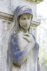 Fototapeta na wymiar femal statue as a grave stone