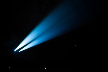 Photo sur Plexiglas Lumière et ombre Deux faisceaux dans la salle de concert sombre.