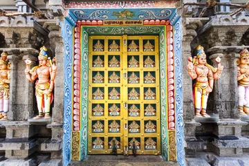 Photo sur Plexiglas Anti-reflet Temple Rich decorated doors of the Hindu Sri Ranganathaswamy Temple in Tiruchirappalli (Trichy) in Tamil Nadu, South India