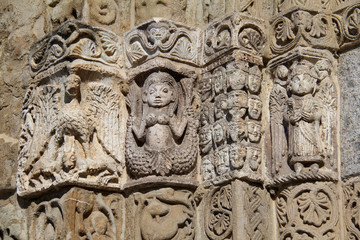 Fototapeta na wymiar Pavia; San Michele: capitello del portale di destra