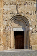 Pavia; San Michele: portale di destra