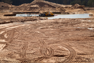 großflächiger Sandabbau Sandgrube Sand Spuren
