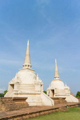 Naklejka premium two white stupa under sunlight with sky background