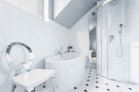 White bathroom design idea