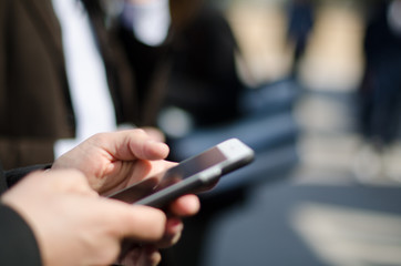 Uomo business utilizza cellulare
