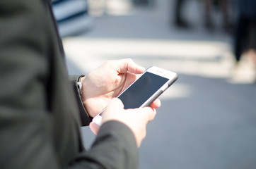 Uomo business utilizza smartphone