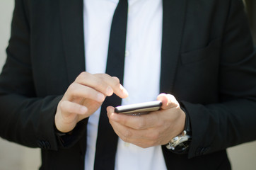 Uomo business scrive sms