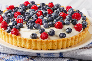 Cake with cream cheese and berries.