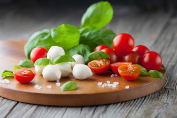 Cherry tomatoes with mozzarella