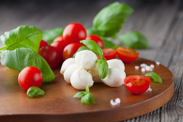 Cherry tomatoes with mozzarella