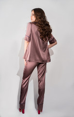 Девушка в шелковой пижаме