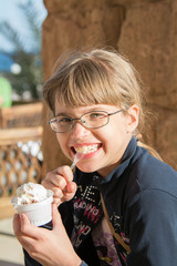 Девочка с мороженым