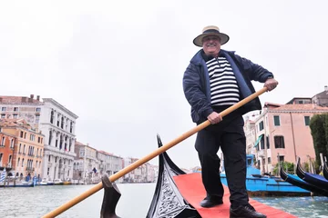Fotobehang Gondels Venetië Italië, gondelchauffeur in Grand Channel