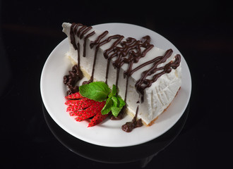 Кусочек торта на блюдце