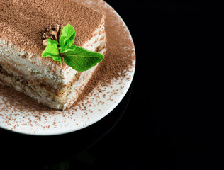 Кусочек торта на блюдце