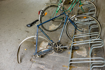 Kaputtes Fahrrad im Fahrradständer,