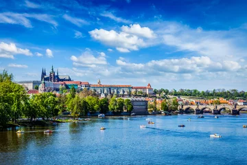 Zelfklevend Fotobehang Uitzicht op de rivier de Moldau en Gradchany, Prague © Dmitry Rukhlenko