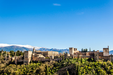Fototapeta na wymiar Alhambra in Granada vor schneebedeckter Sierra Nevada