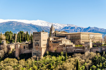 Alhambra in Granada vor schneebedeckter Sierra Nevada - obrazy, fototapety, plakaty