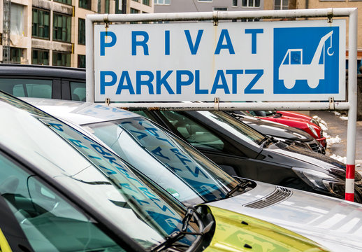 Schild Privatparkplatz Abschleppdienst