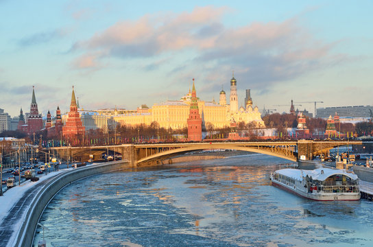 Москва, вид на кремль зимним вечером