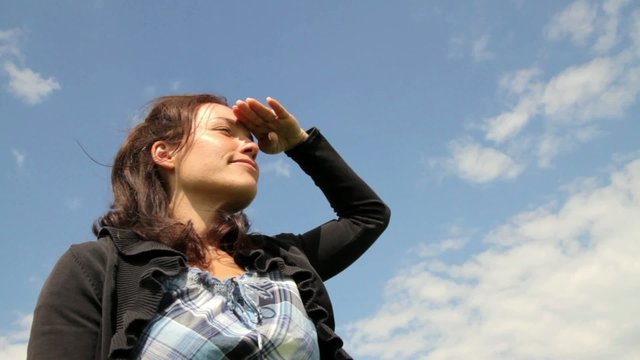 Junge Frau mit Blick nach vorn