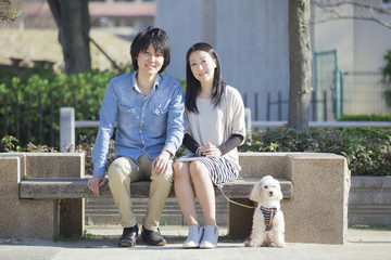 公園で散歩するカップル