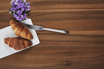 Croissants auf Brettchen