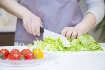 料理をする女性