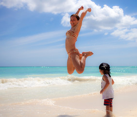 mamma e bimbo sulla spiaggia