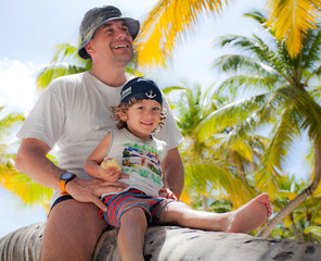 bimbo e papà sulla palma