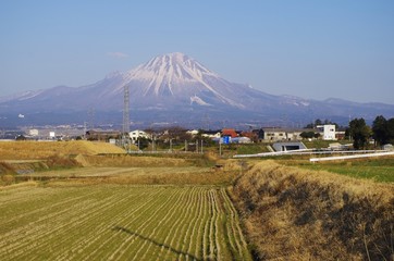 大山と山麓の田んぼ