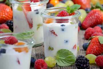 Drei Joghurtgläser mit frischen Früchten