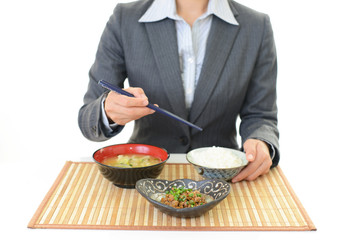 食事を楽しむ女性