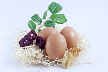 Uova nella paglia, con foglie