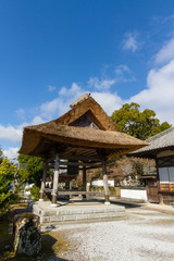 Obraz premium 第４２番札所 仏木寺 茅葺屋根の鐘楼堂