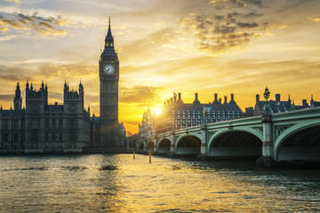 Naklejka premium Sławny Big Ben zegarowy wierza w Londyn przy zmierzchem