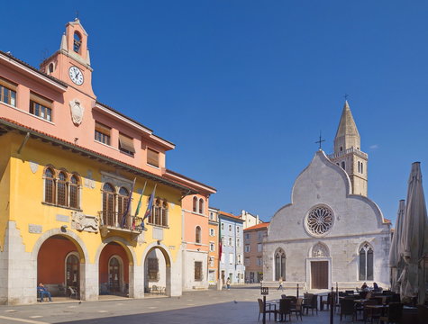 Rathaus und Dom von Muggia / Friaul / Italien